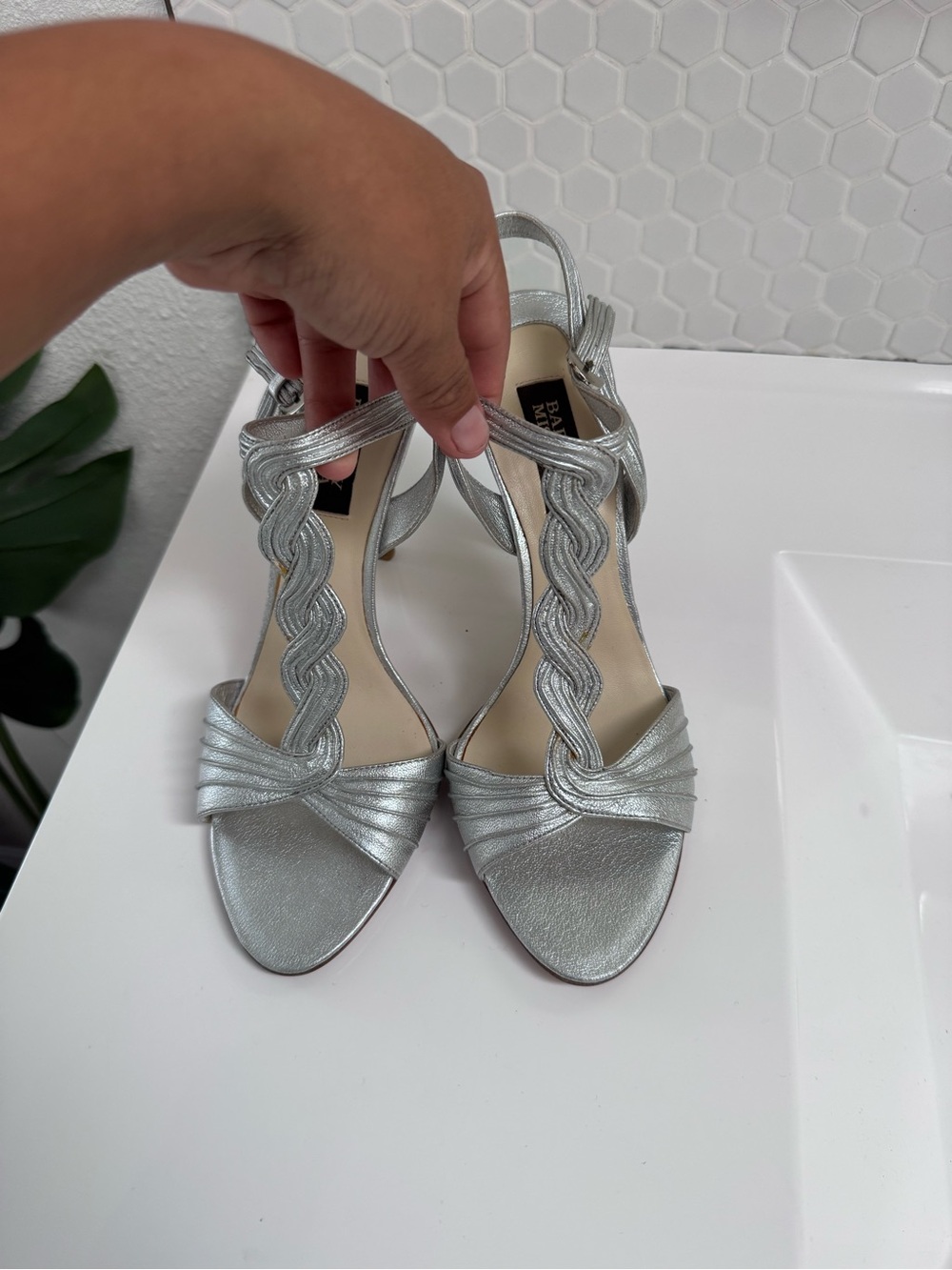 Badgley Mischka Silver Braided T-Strap Heeled Sandals Size 8.5 Metallic Braided